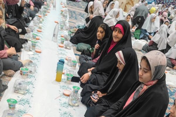 برگزاری سفره افطاری به مناسبت ماه مبارک رمضان در مدارس ناحیه دو شهرری 