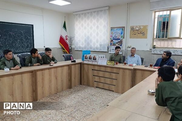 آیین تجلیل از دانش‌آموزان برتر مسابقات قرآن، عترت و نماز دبستان شهید رجایی شهرستان قدس