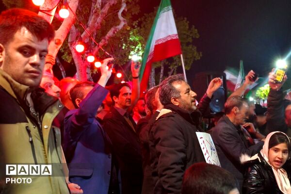 میدان هفت‌تیر بهارستان دو میزبان راهپیمایی شبانه مردم و فرهنگیان