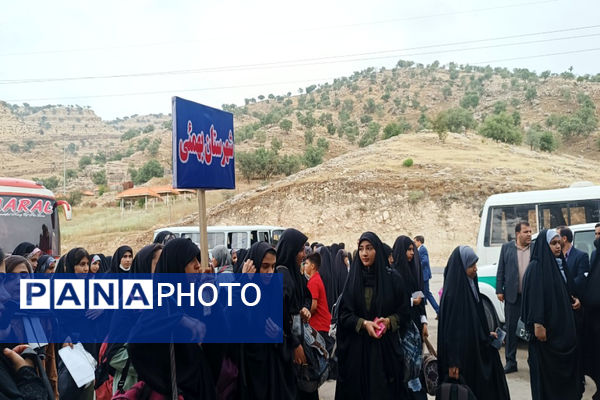 استقبال از دانش‌آموزان شرکت کننده در مسابقات قرآن، عترت و نماز در شهرستان چرام