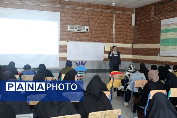 بازدید نماینده مردم جنوب کرمان از کلاس های آمادگی امتحانات نهایی