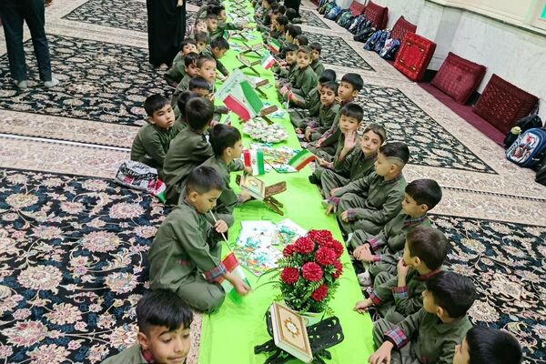 جشن قرآن دانش‌آموزان دبستان دکتر اکبری باقرشهر 