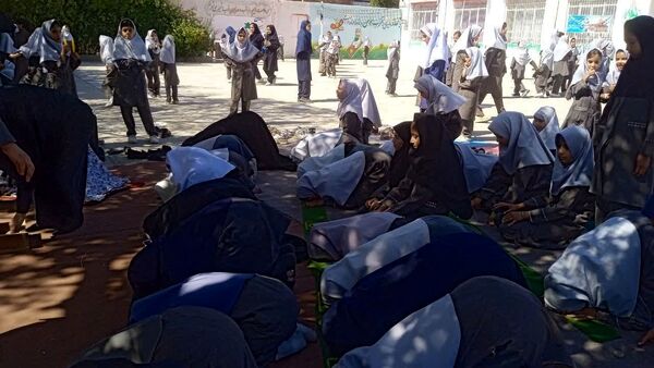 برپایی نماز جماعت  در دبستان شهید نجفی فدافن 