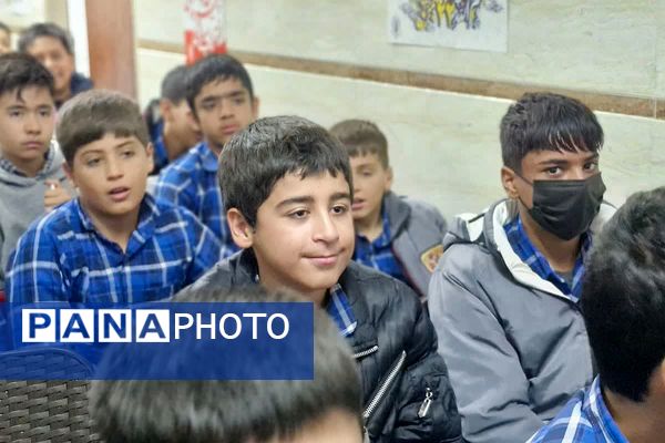 بیعت نوجوانان مدرسهٔ امام خمینی (ره) قرچک با آرمان‌های امام راحل در چهل و هفتمین جشن پیروزی انقلاب 