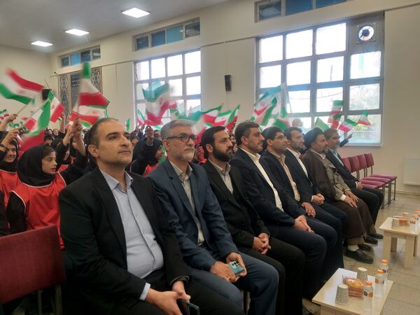 آیین نواختن زنگ ملی مبارزه با استکبار ستیزی در دبیرستان دخترانه متوسطه دوره اول توحید 
