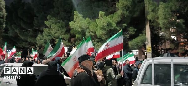 تشییع پیکر شهدای جنگ رمضان بر دستان مردم ساوجبلاغ 