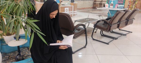 بازدید دانش‌آموزان دبیرستان امام حسین‌(ع) دوره دوم از کتابخانه عمومی شهر