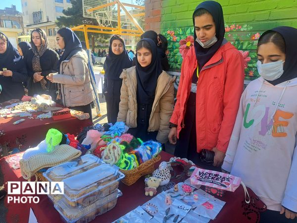 بازارچه دانش‌آموزی در دبیرستان علی افشارنژاد