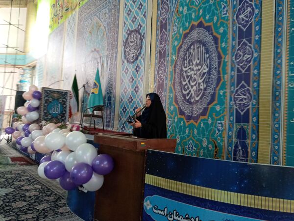 دکلمه‌خوانی دانش‌آموزان در مقابل مادران شهرستان قدس به‌مناسبت روز مادر