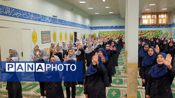 همخوانی سرود «ایرانمون» در دبیرستان حضرت معصومه (س) ناحیه 4 کرج 