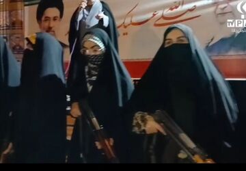 حضور مردم و دختران هیئت‌های دانش‌آموزی بیجار در تجمع شبانه