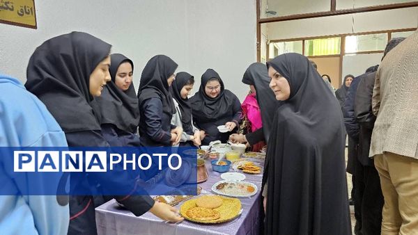 بازدید مسئول پژوهش‌سرای دکتر حسابی از دستاوردهای دانش‌آموزان مدرسه شاهد شهید نوری