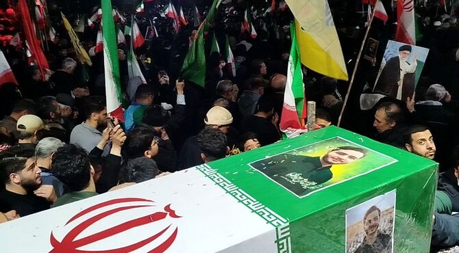 وداع مردم اسلامشهر با پیکر شهید محمدحسین عزیزی
