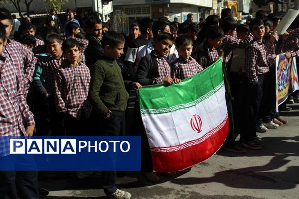 شکوه حضور مردم شهرستان سامان در راهپیمایی یوم‌الله ۱۳ آبان