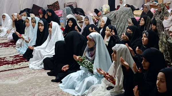 آیین معنوی اعتکاف دانش‌آموزان دختر مسجد سیدالشهدای یاسوج