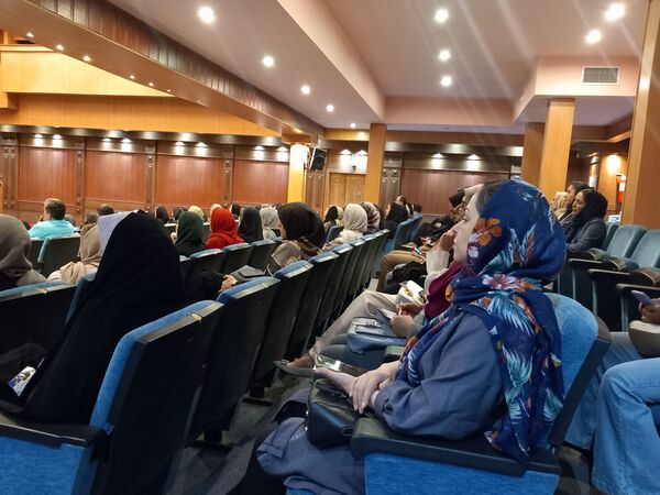 اولین مجمع عمومی انجمن اولیا ومربیان دبیرستان آرمینه مصلی نژاد ناحیه ۶