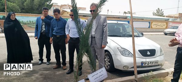 مسئولین اداره آموزش و پرورش کاشمر دو نهال بر زمین نهادند