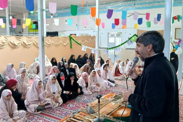 اعتکاف ۲۰۰۰نفری دانش‌آموزان شهرستان آباده در مساجد