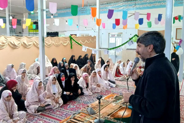 اعتکاف ۲۰۰۰نفری دانش‌آموزان شهرستان آباده در مساجد