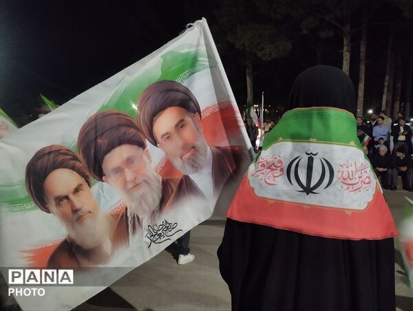 حضور پرشور مردم در سی و یکمین شب بیعت؛ آیین وحدت در روز جمهوری اسلامی