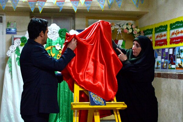 فانوس به دبیرستان حکمت آمد
