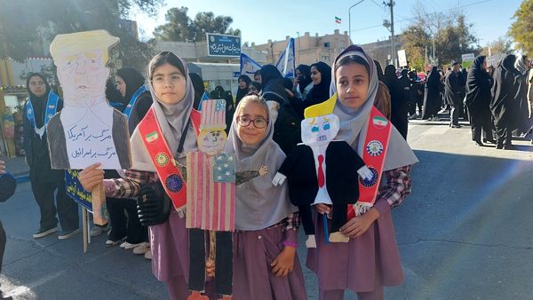 راهپیمایی 13 آبان با حضور حداکثری دانش آموزان در شهرستان نیشابور 