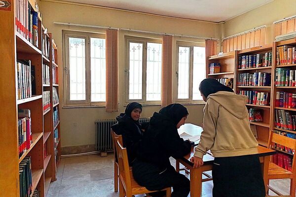 بازدید دانش‌آموزان دبیرستان حضرت معصومه از نمایشگاه کتاب  شهرستان فیروزکوه