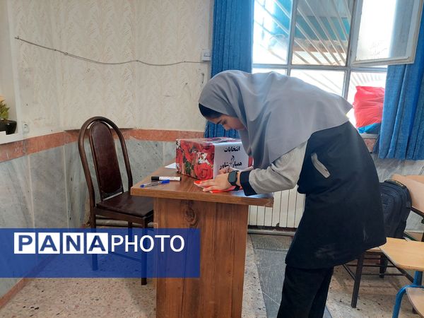  تجلیل از همیاران مشاور دبیرستان نمونه دولتی مهرورزان