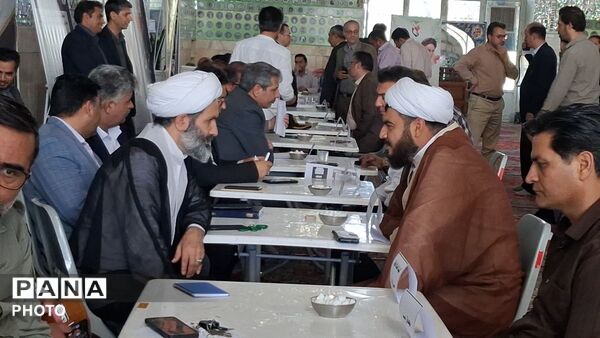 برپایی میز ارتباطات مردمی مسئولان کاشمر در هفته دولت
