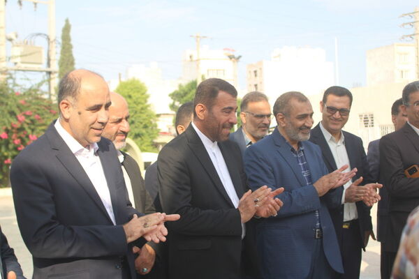 عطر افشانی مزار مطهر شهدای فرهنگی و دانش‌آموز شهرستان بوشهر  