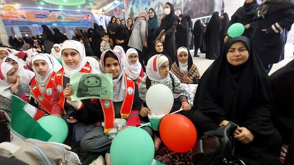 دانش آموزان دبستان بی بی کیا در راهپیمایی ۱۳ آبان