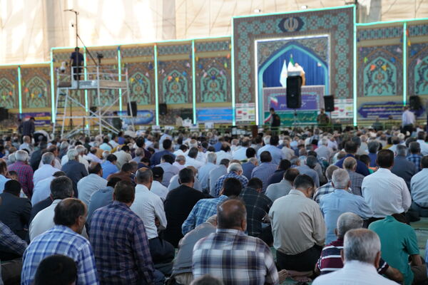 حضور پرشور دانش‌آموزان عضو سازمان دانش‌آموزی در نمازجمعه اصفهان