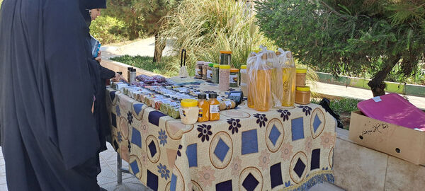 نمایشگاه محصولات دستی بانوان در بوستان نرگس قم