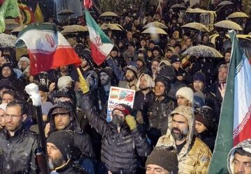 حضور پرشورشبانه مردم نورآباد لرستان در روزی که در چند مرحله مورد حمله هوایی قرار گرفتن