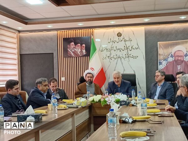 آیین سپاس معلم در ناحیه ۳ تبریز 