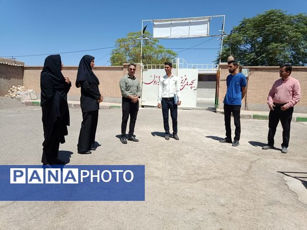 بازدید مسئولین اداره کل آموزش پرورش از وضعیت چمن دبستان شهید پسندیده فدافن