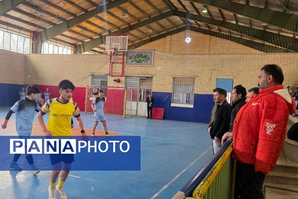 رقابت دانش‌آموزان رباط‌کریم در مسابقات بین مدرسه‌ای فوتسال