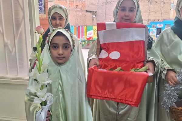 پرچم متبرک امام حسین(ع) میهمان دانش‌آموزان مدرسه زنده‌یاد قمصری