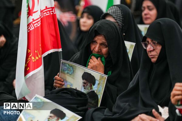 اجتماع بانوان انقلابی به مناسبت چهلم قائد امت و شهدای میناب در مسجد جمکران 