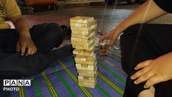 نذر کودکان برای رهبر امت اسلام در موکب فرهنگیان 