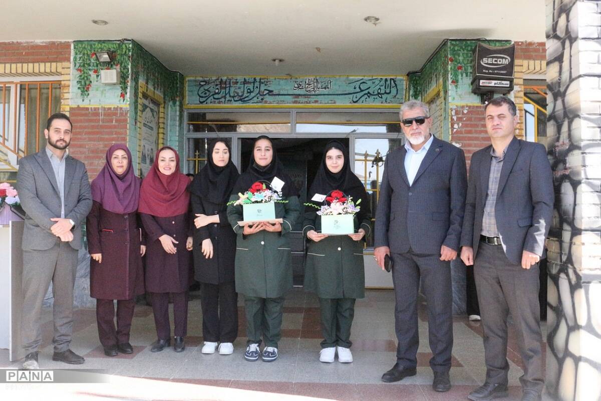 تجلیل مدیر آموزش‌وپرورش از دانش‌آموزان رتبه اول جشنواره نوجوان خوارزمی فیروزکوه
