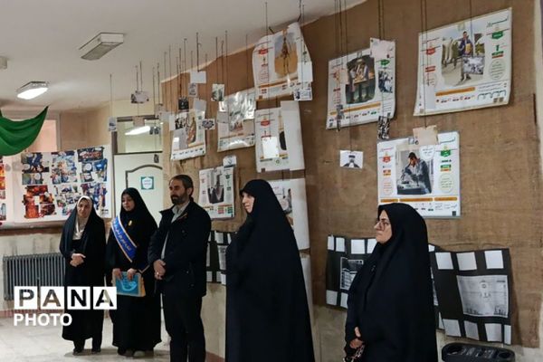 بازدید رئیس اتحادیه انجمن‌های اسلامی دانش‌آموزی استان تهران از نمایشگاه‌های «مدرسه انقلاب» در فیروزکوه