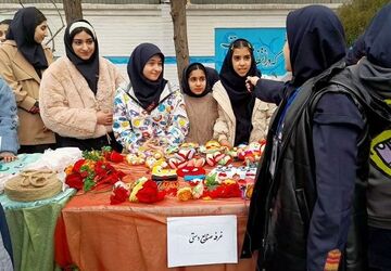 برپایی غرفه‌های کار آفرینی در دبیرستان متوسطه اول فاطمیه 