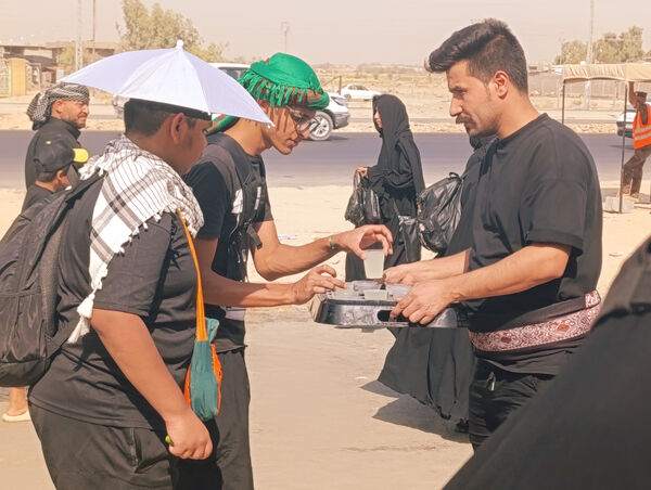 عاشقان حسینی در مسیر پیاده‌روی اربعین حسینی