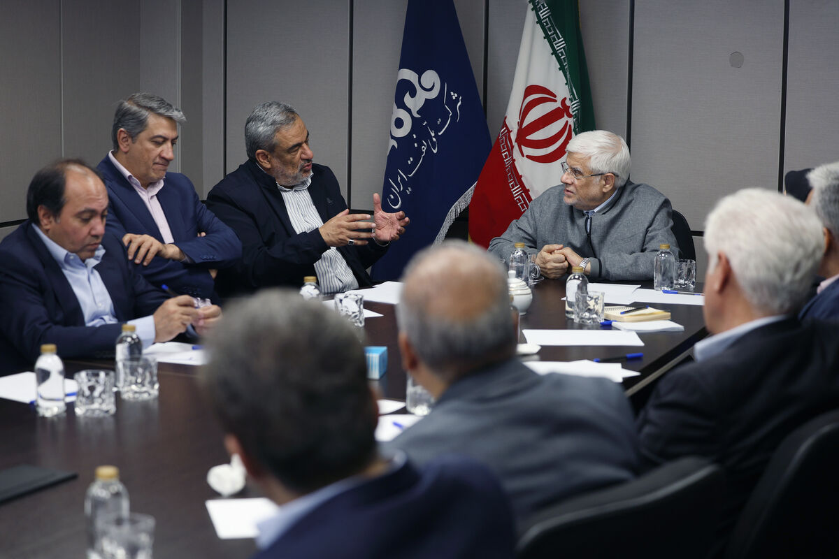 عارف: صنعت نفت در دوران جنگ درخشان ظاهر شد