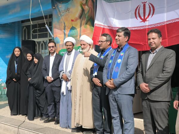 رونمایی از کتاب «روحانی که روحانی نیست» در دبیرستان باقریه