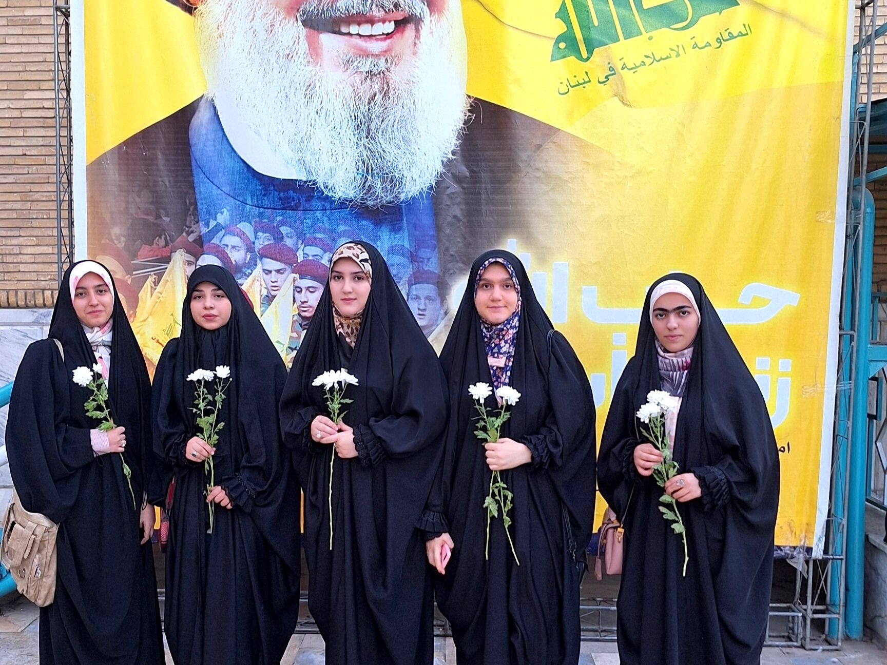 گلباران مزار شهدای استان البرز توسط دانش‌آموزان بسیج دبیرستان دخترانه فاطمیه