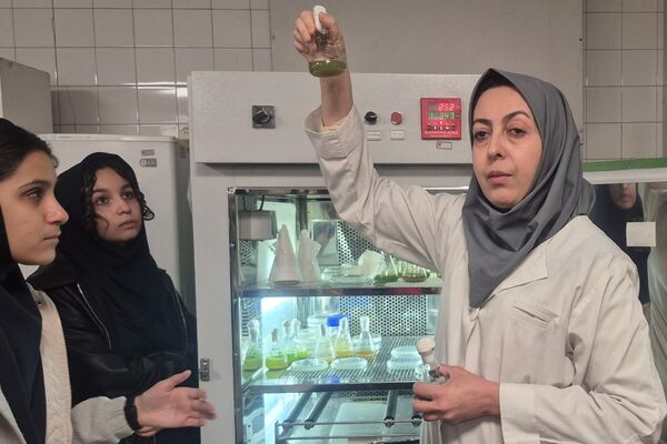 بازدید دانش‌آموزان فرزانگان۱ از مجتمع تحقیقاتی عصر انقلاب