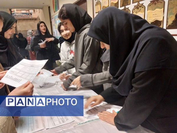 جلسه اولیا مربیان و تحویل کارنامه در دبیرستان سرافرازان