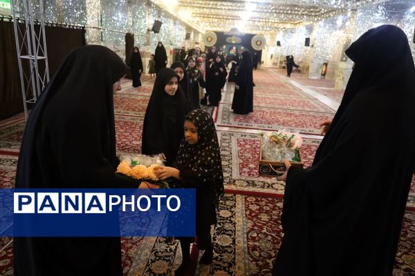  دورهمی دختران با قرائت سوره مبارکه فتح در رواق دارالذکر سومین حرم اهل بیت (ع)